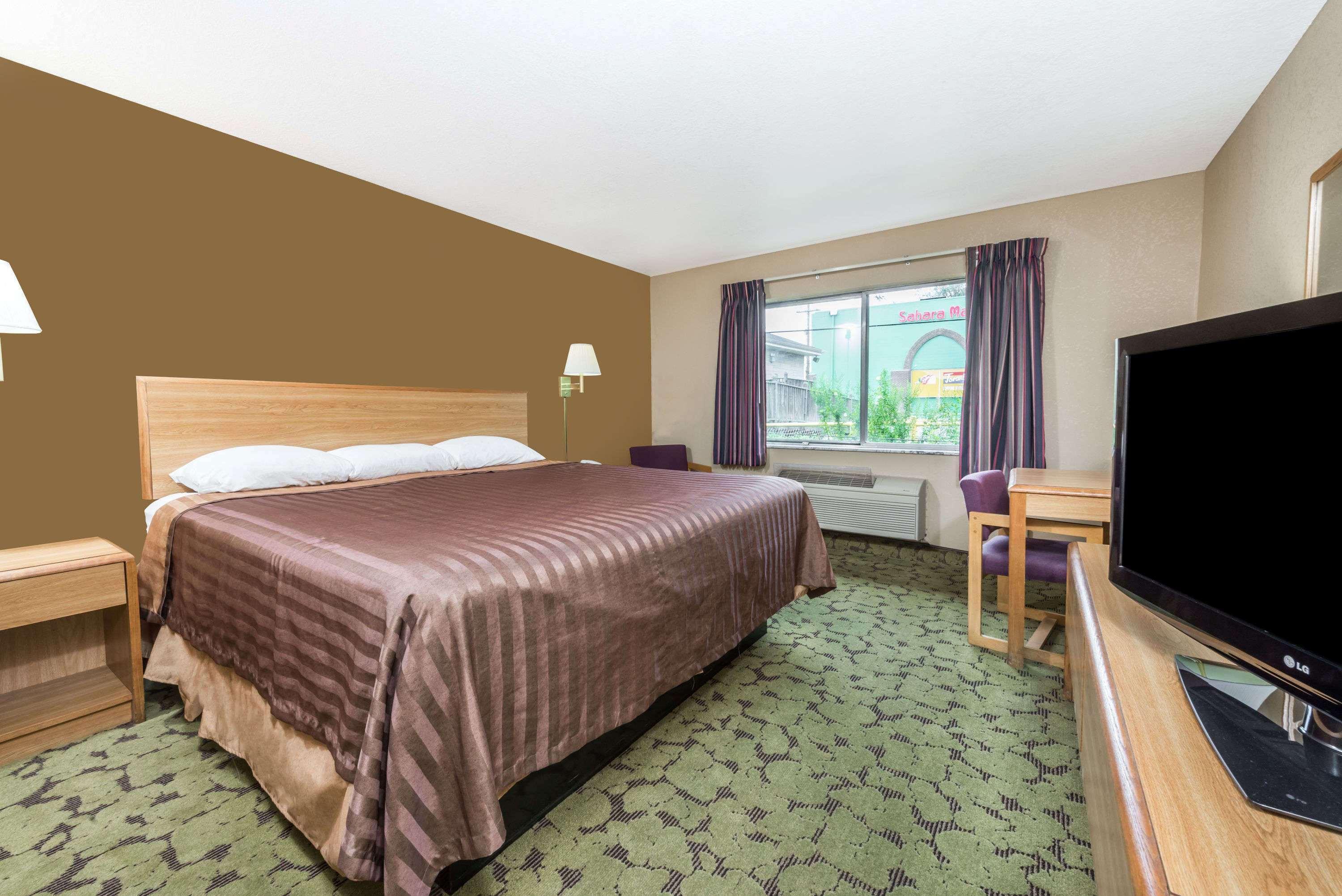 Travelodge By Wyndham בלומינגטון מראה חיצוני תמונה