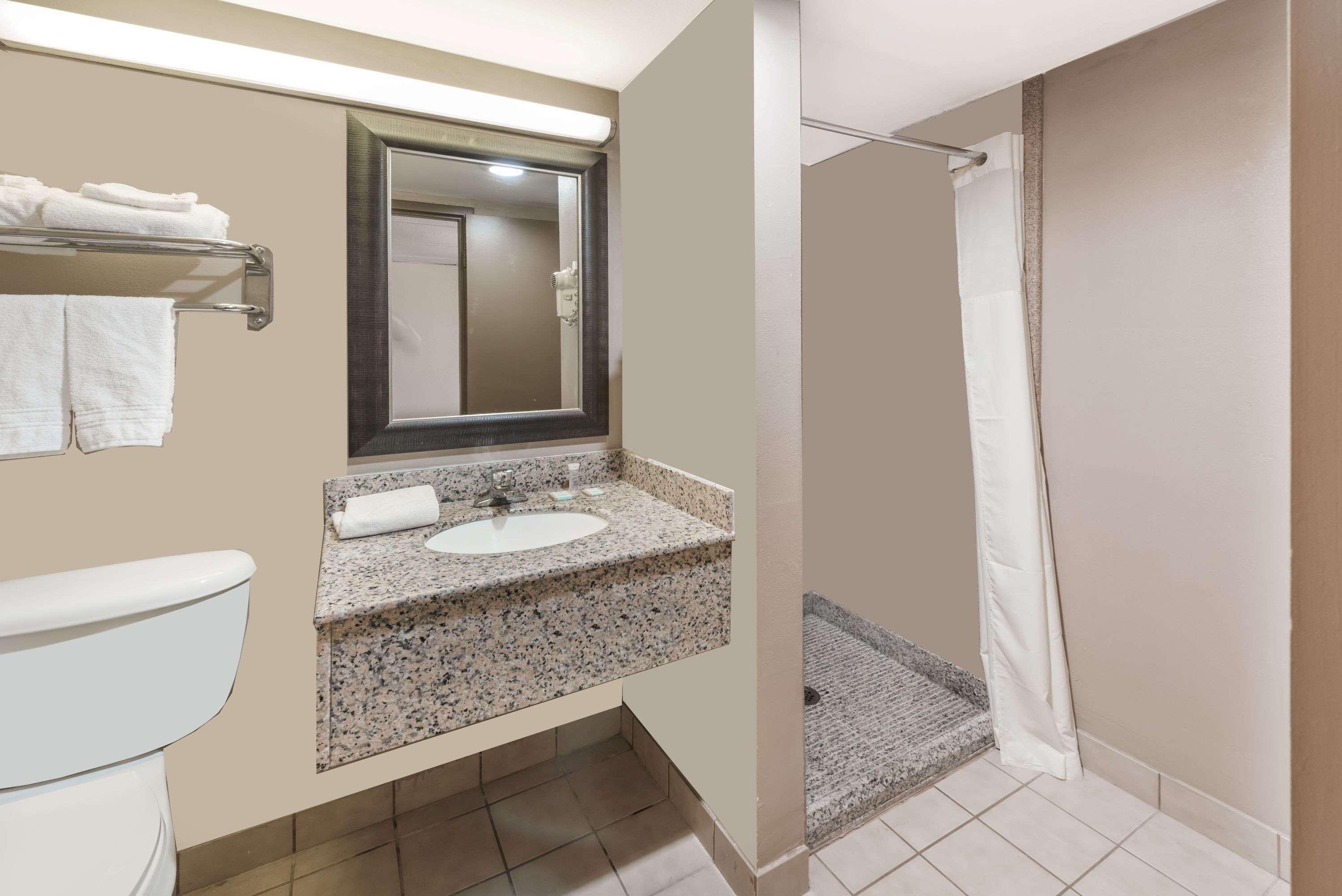 Travelodge By Wyndham בלומינגטון מראה חיצוני תמונה
