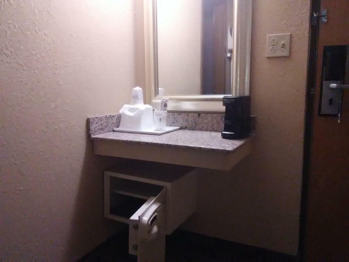 Travelodge By Wyndham בלומינגטון מראה חיצוני תמונה